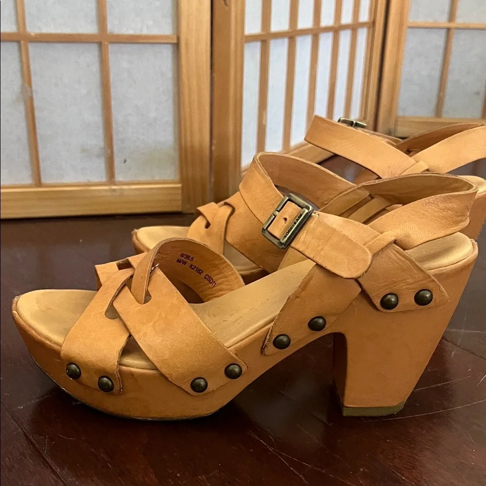 Women’s Tan Leather Platform Sandals with Buckle